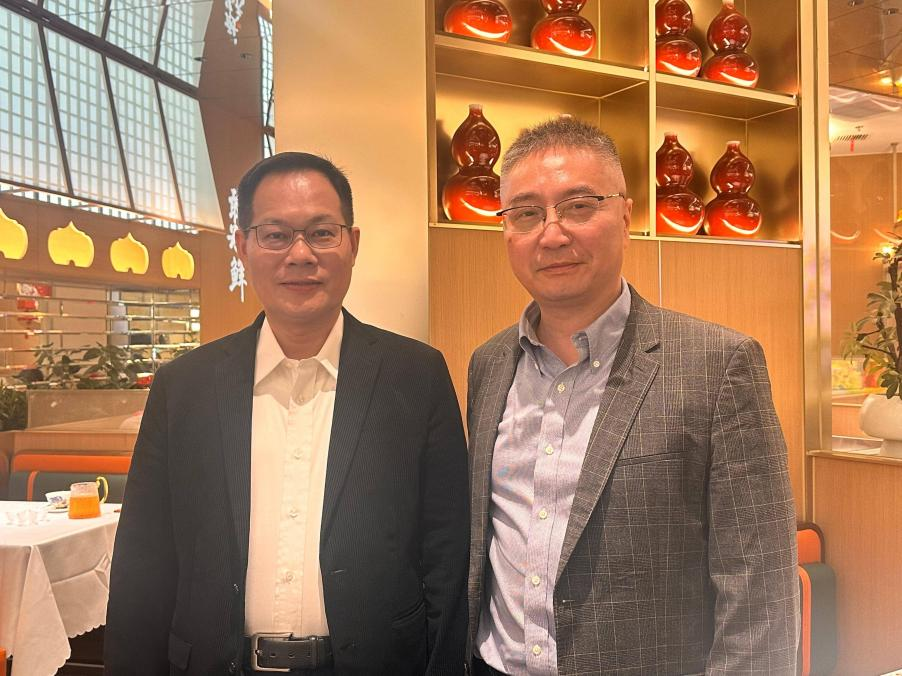 院長合影.png 院長合影.png